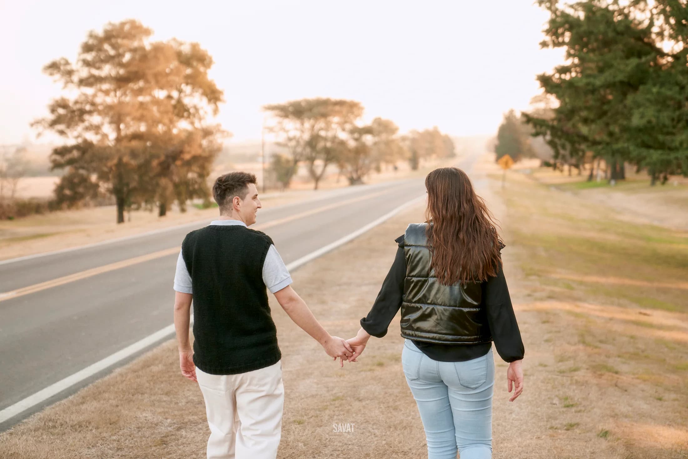 Ilan y Dani caminando juntos junto a una ruta