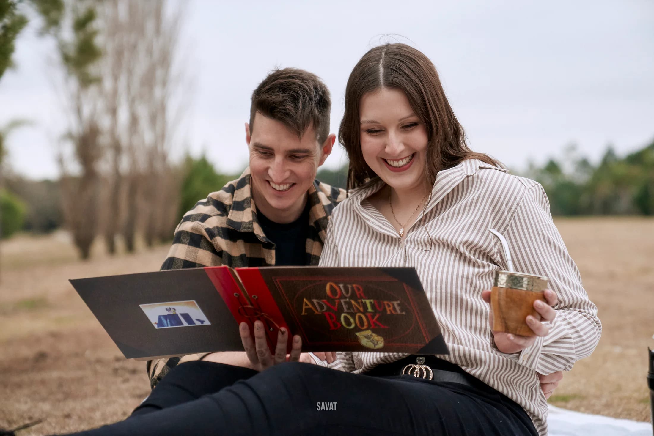 Ilan y Dani leyendo juntos su libro de aventuras