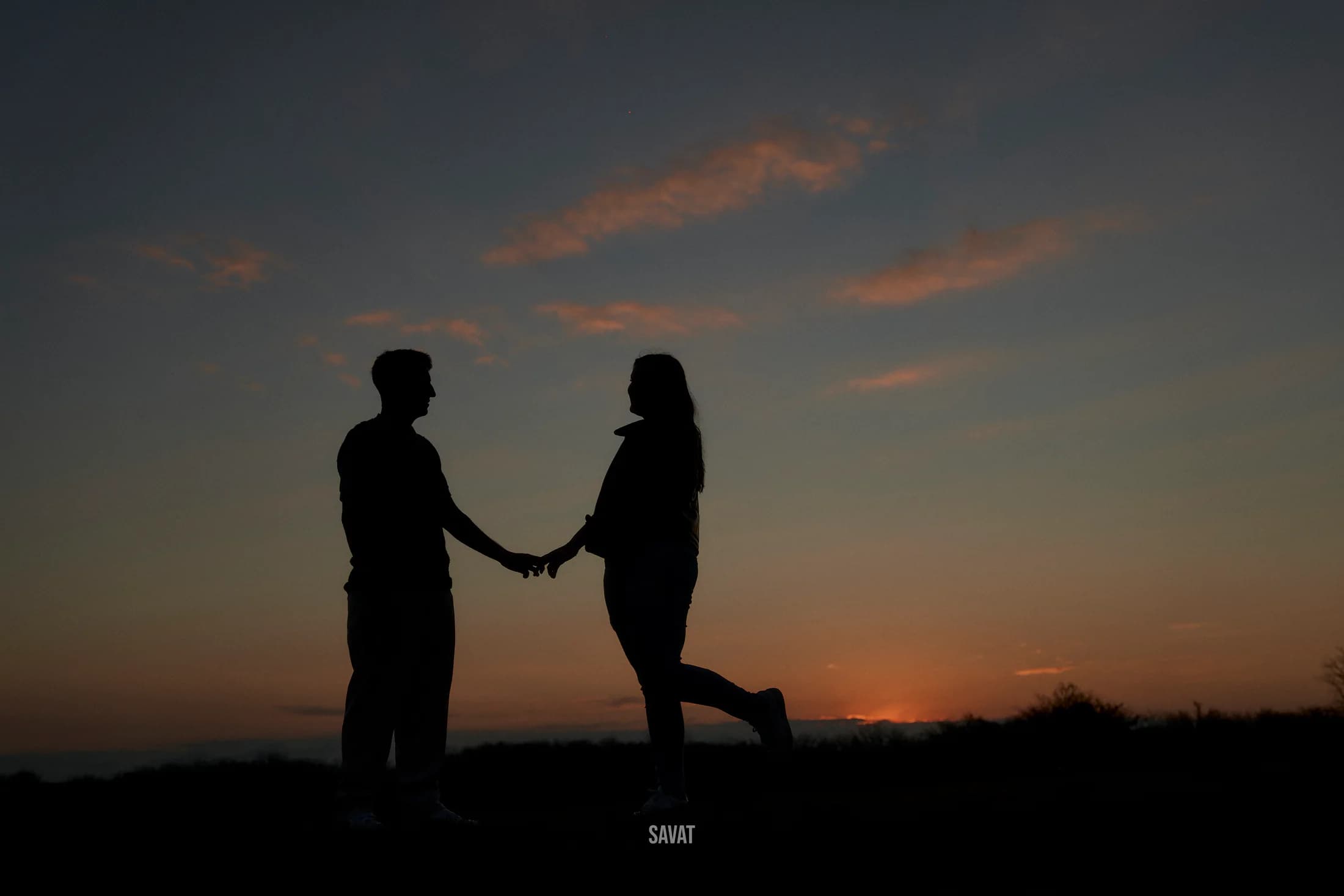 Ilan y Dani tomados de la mano durante el atardecer